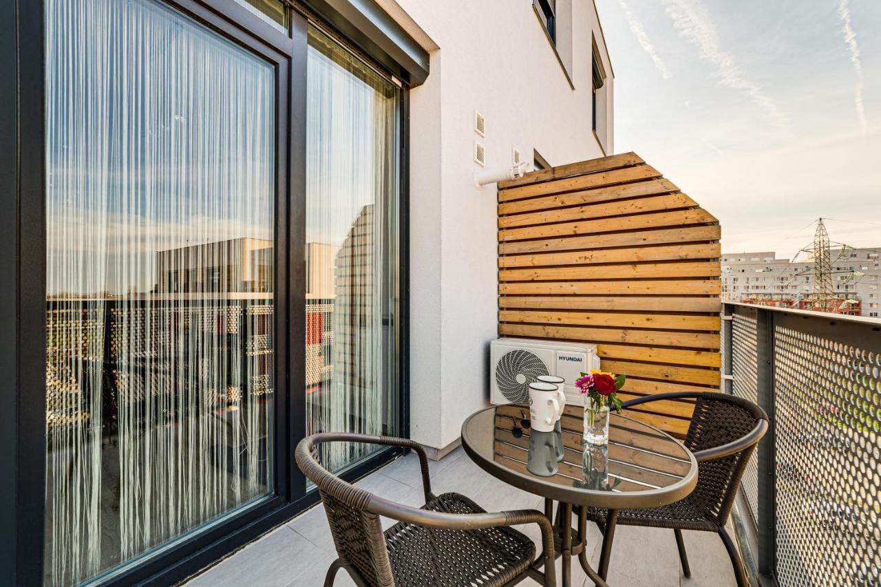 Apartamento Ari Cinema Apartament With 2M Videoproiector Arad Exterior foto
